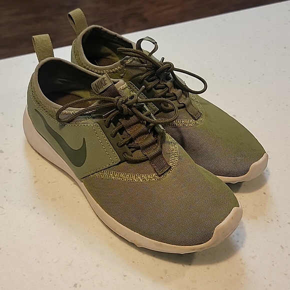 Green Nike running shoes - Picture 1 of 2